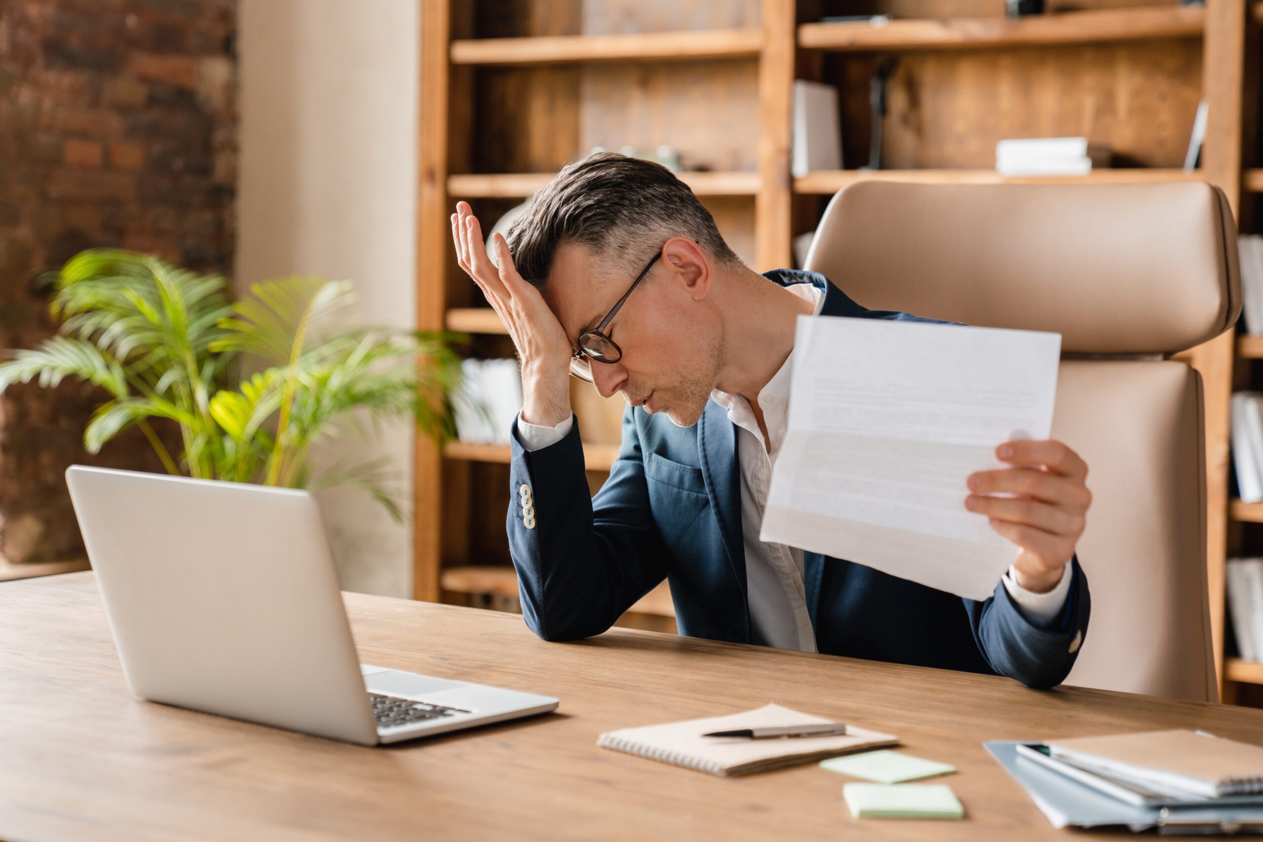 Persona revisando documentos para cancelar deudas