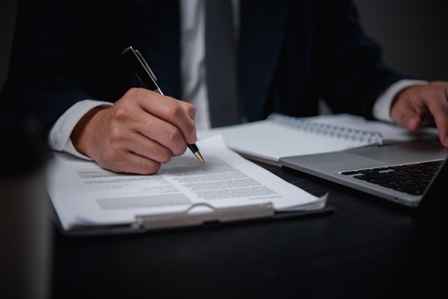 Firmando acta de la Agencia Tributaria