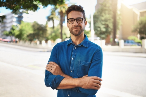 Hombre contento tras superar inspección de hacienda