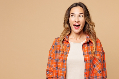 Mujer contenta tras superar inspección de hacienda