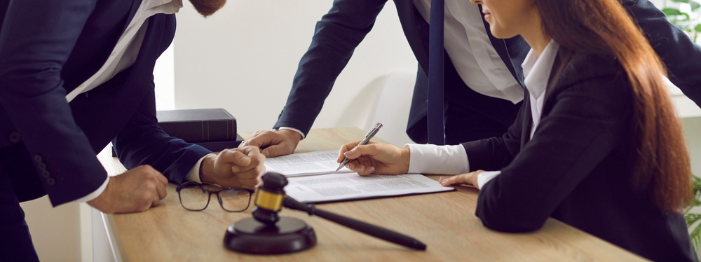 Abogados haciendo un recurso de reposición