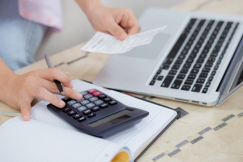 Revisión de la deuda y comprobación de plazos