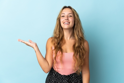 Mujer feliz tras reclamar a hacienda